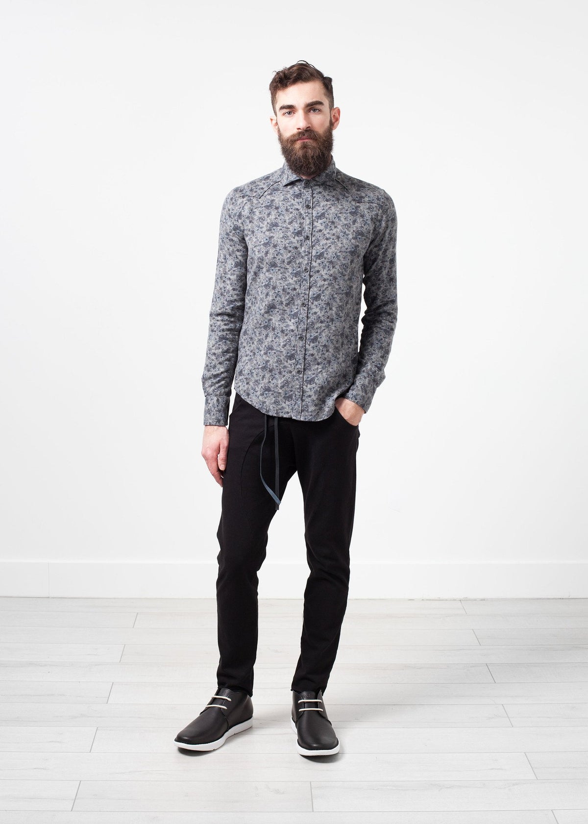 Camisa con botones del oeste de Arkansas en gris floral