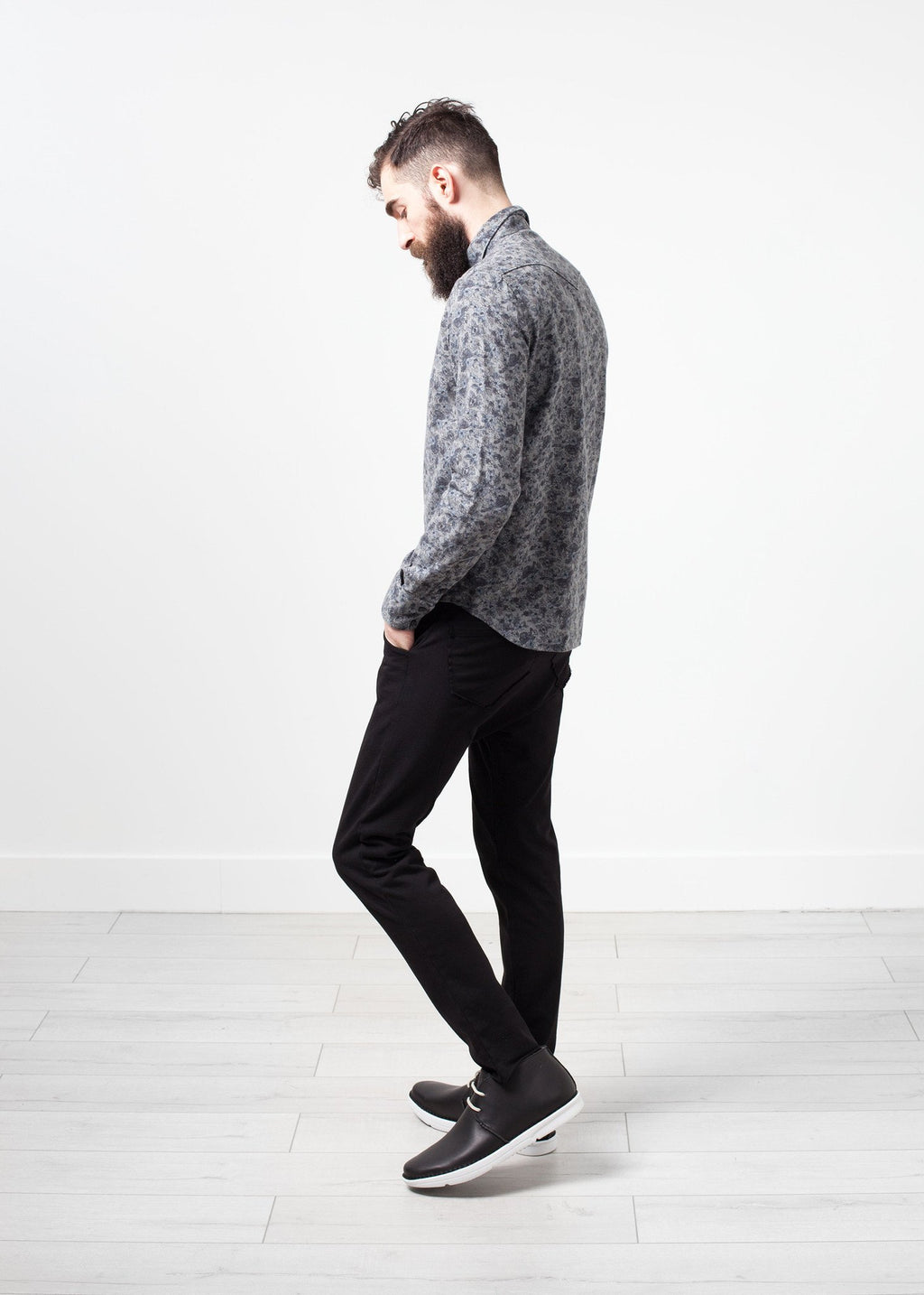 Camisa con botones del oeste de Arkansas en gris floral