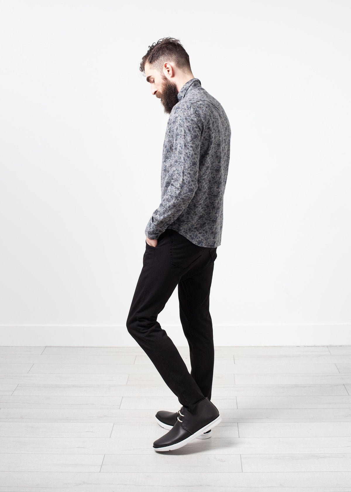 Camisa con botones del oeste de Arkansas en gris floral