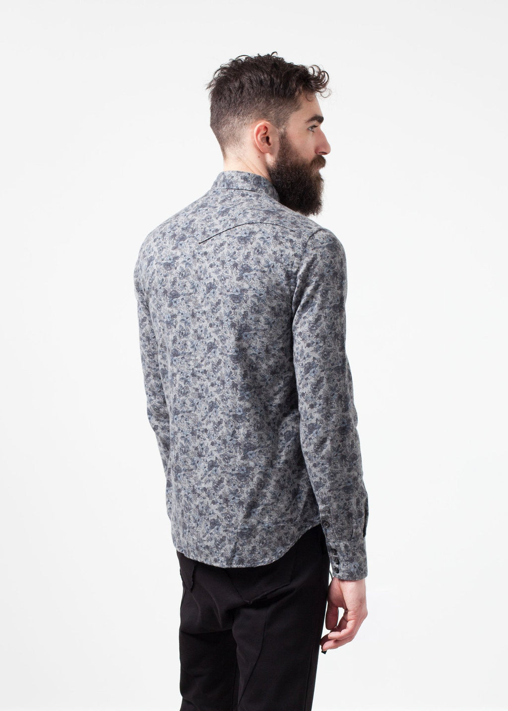 Camisa con botones del oeste de Arkansas en gris floral