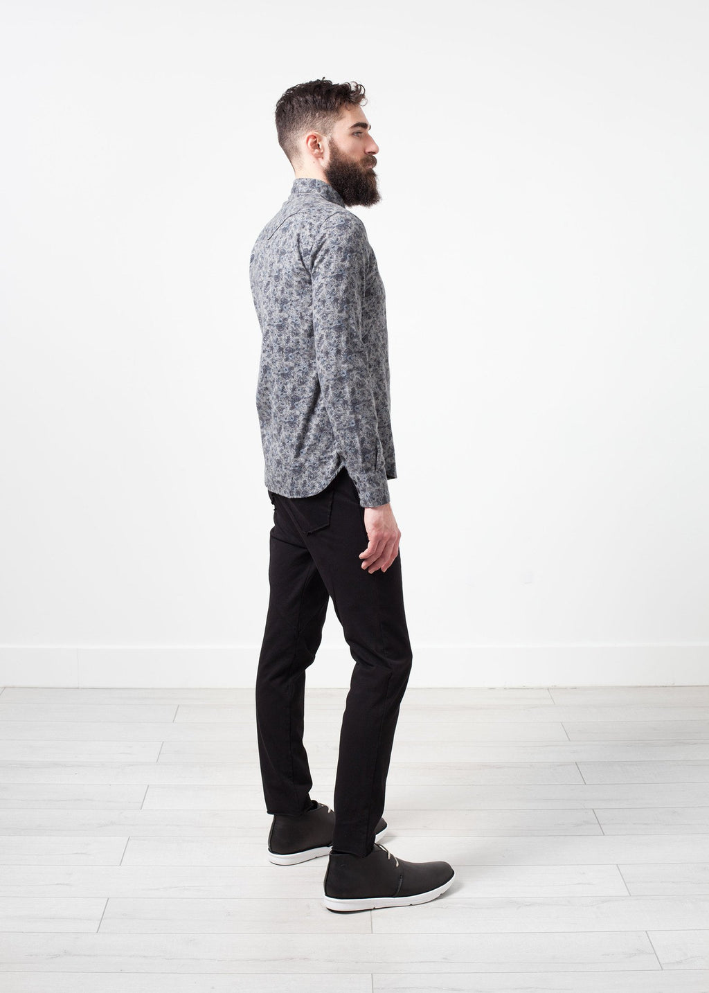 Camisa con botones del oeste de Arkansas en gris floral
