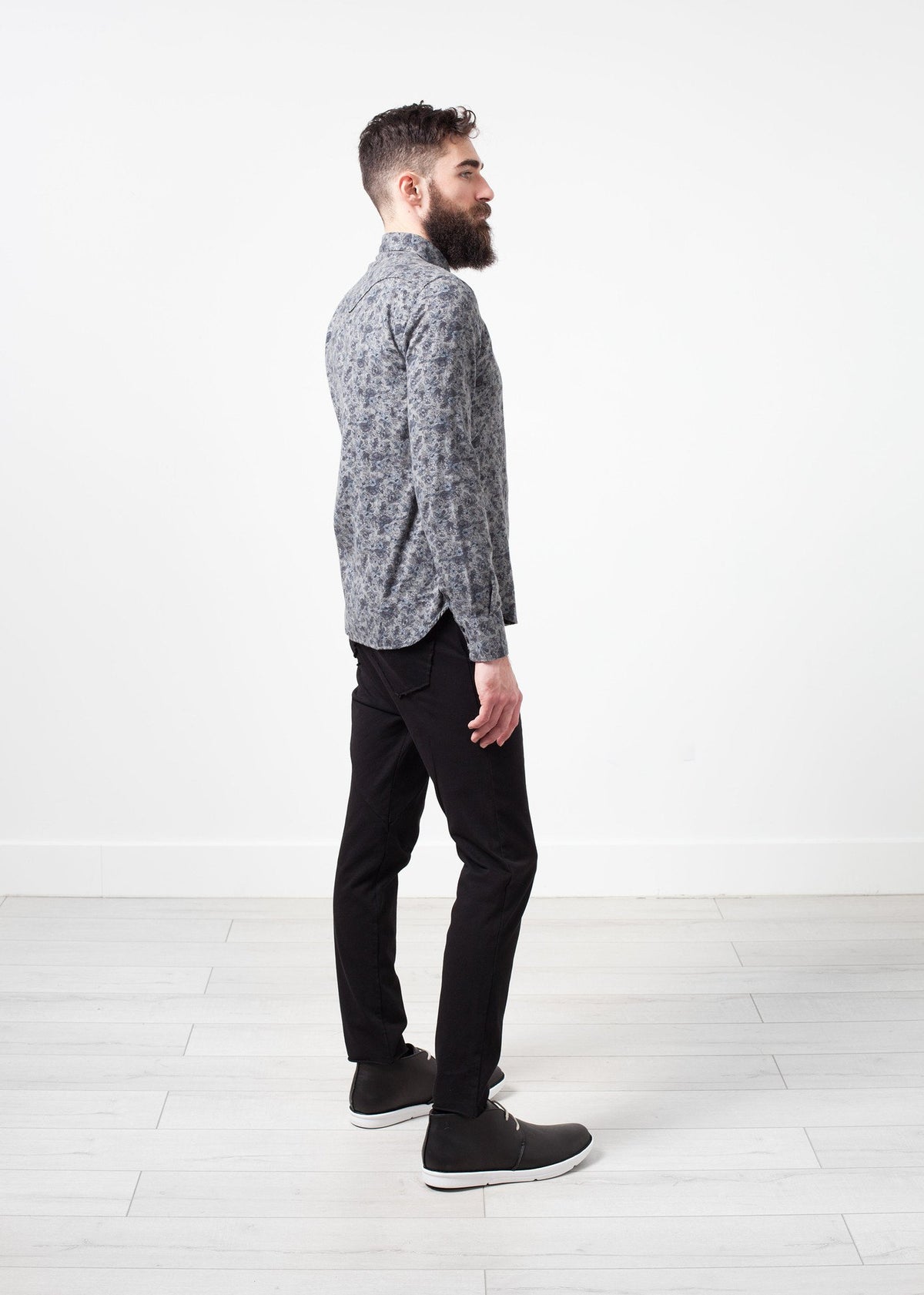 Camisa con botones del oeste de Arkansas en gris floral
