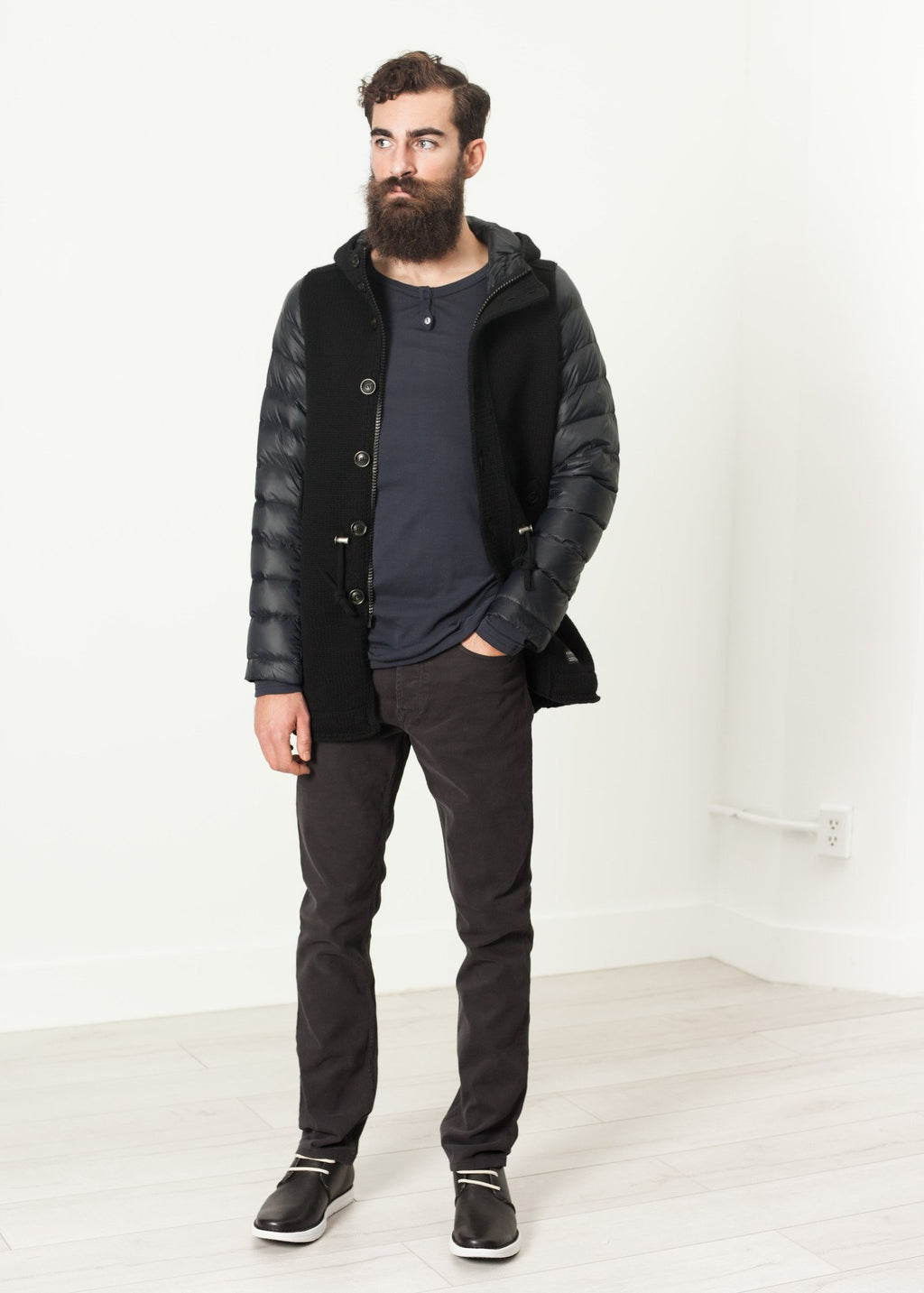 Parka con capucha en negro
