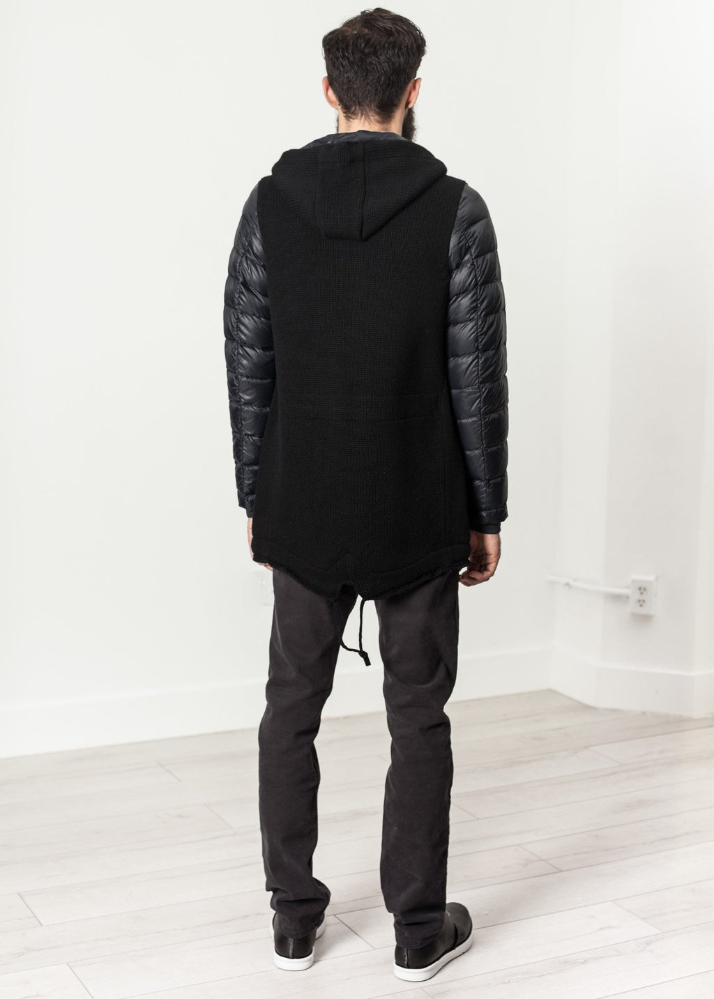 Parka con capucha en negro