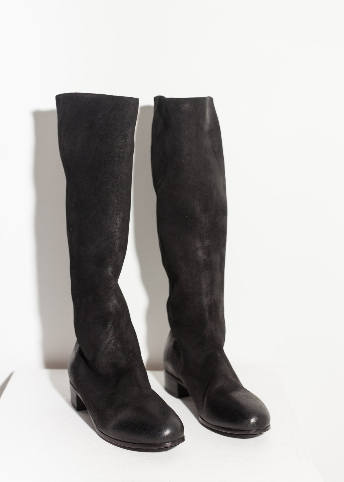 Bota hasta la rodilla en negro